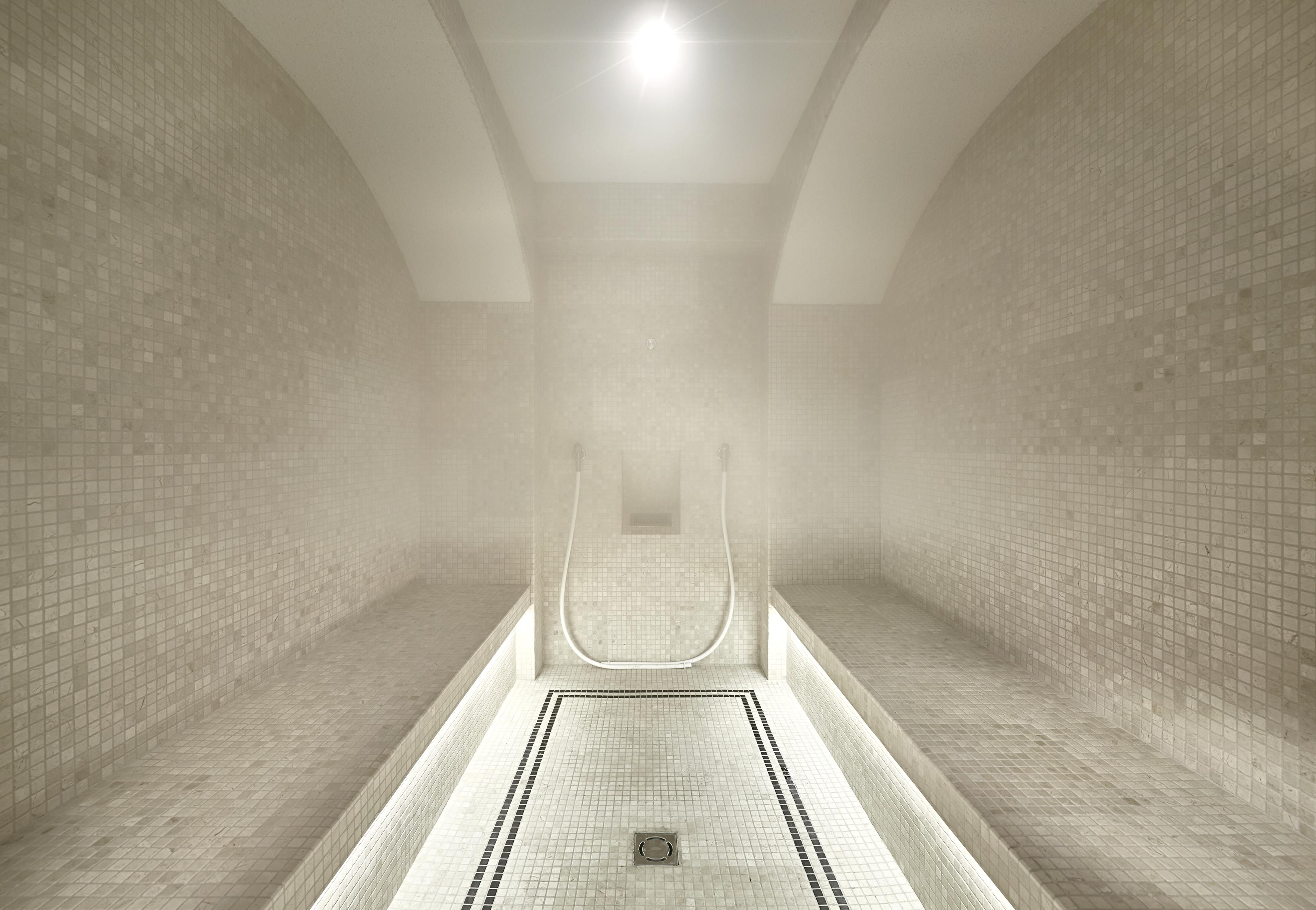 Hotel Sacher Salzburg Luaran gambar A modern steam bath