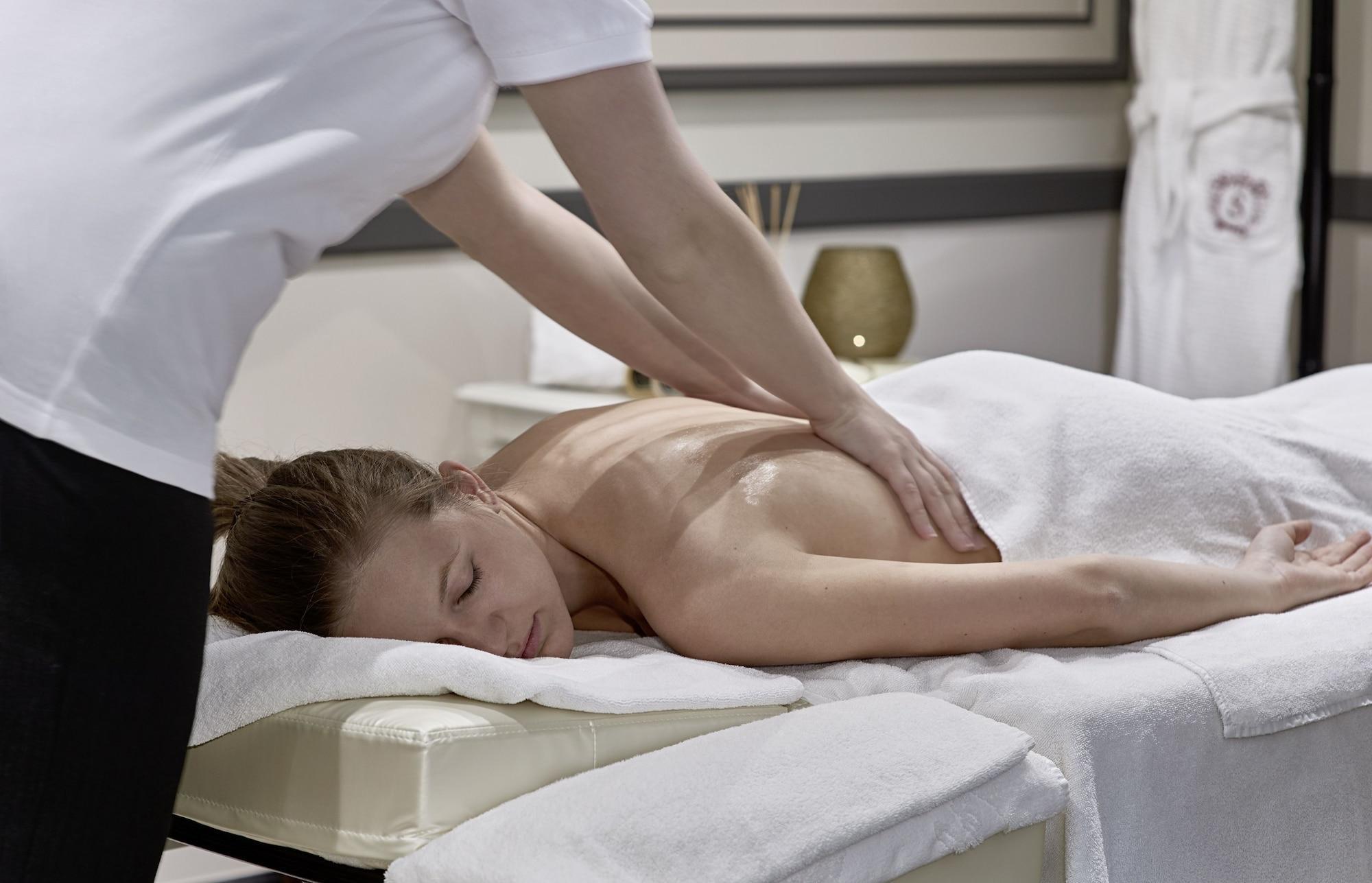 Hotel Sacher Salzburg Luaran gambar A massage therapist treating a patient