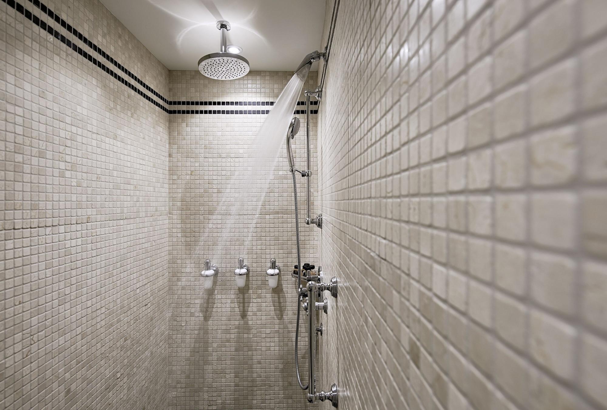 Hotel Sacher Salzburg Luaran gambar A shower
