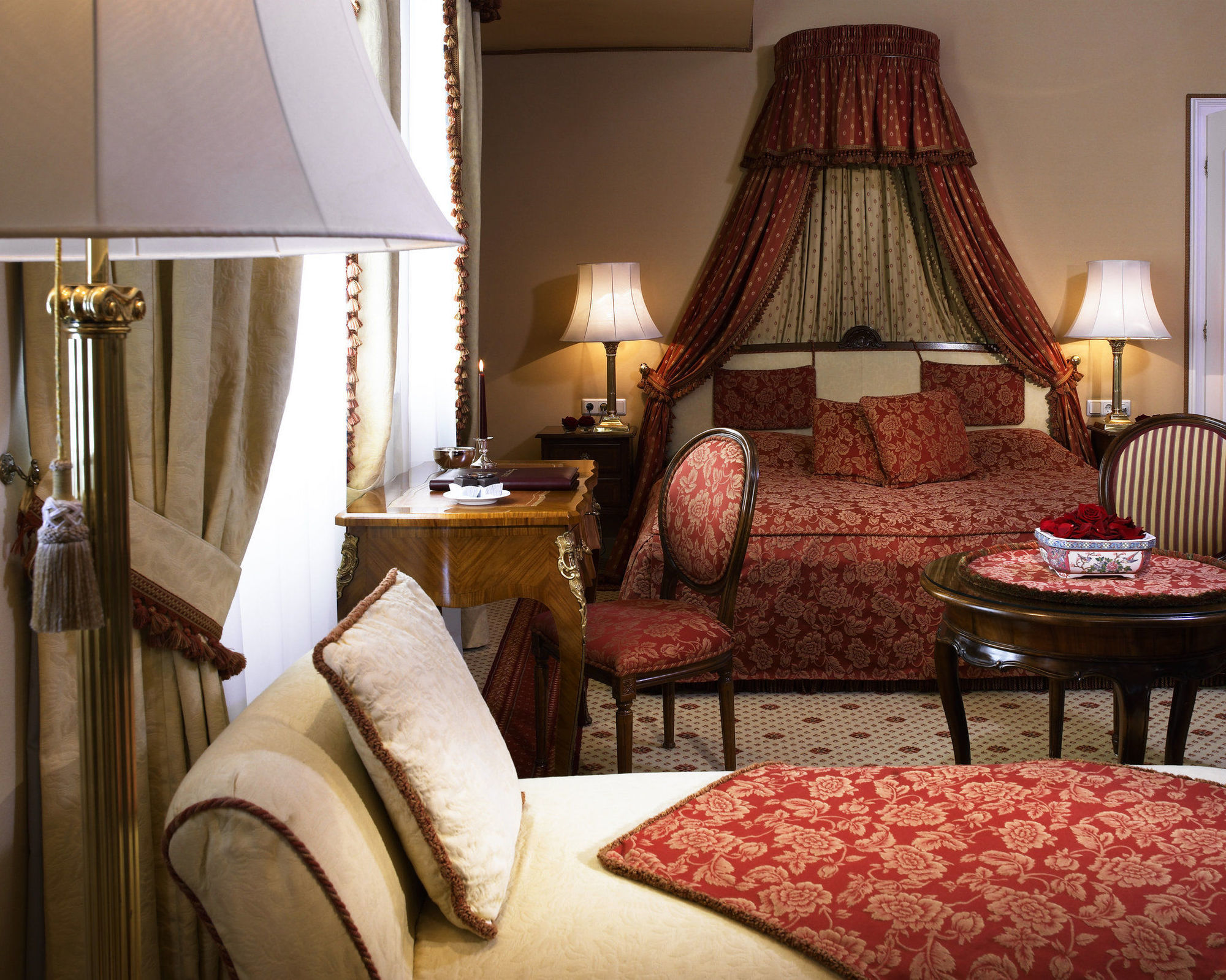 Hotel Sacher Salzburg Bilik gambar A suite at the Hotel de Crillon